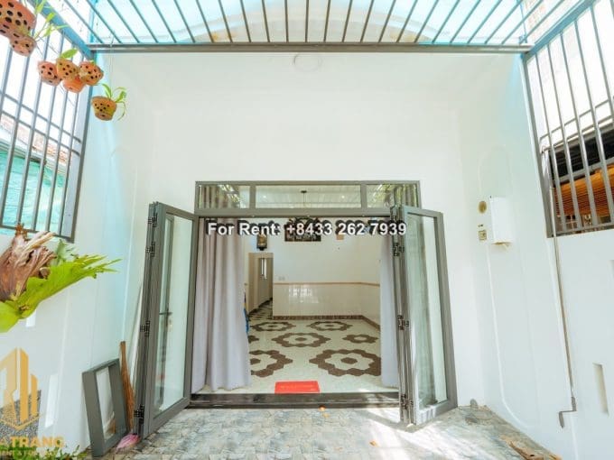 luxurious living: rent this 3 bedroom house in my gia pack 8 urban area – h058