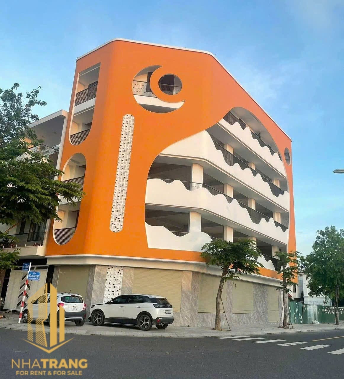 For Lease – Whole Corner House, 2 Street Fronts on Vanh Dai – C044